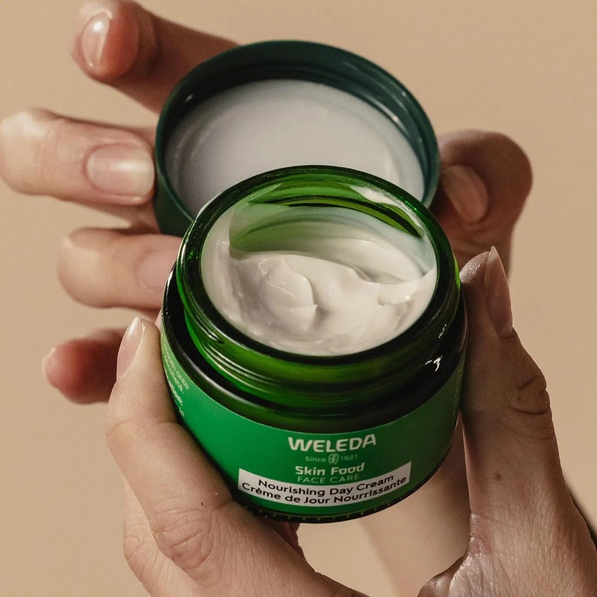 Weleda Skin Food Face Care Pflegende Tagescreme, 300 ml, pflanzenreiche Feuchtigkeitscreme mit Olivenblatt-, Squalan- und Kamillenextrakt