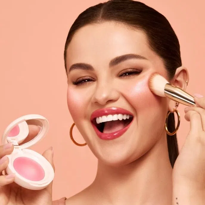 RARE BEAUTY Original von Selena Gómez | Soft Pinch Luminous Powder Blush – Puderrouge | 2,8 Gramm/oz. | VEGAN | von BELLA | (LOVE, 2,8 g (1er-Pack))