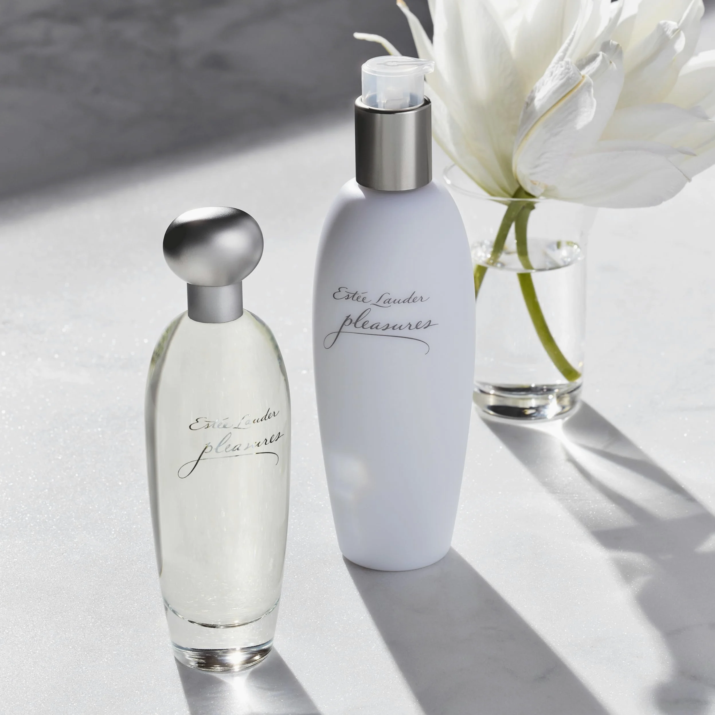 Estée Lauder Pleasures Eau de Parfum Spray | Damenparfum mit Noten von Lilien, weißen Pfingstrosen & Jasmin | Zart-floral, sanft & strahlend, 100ml
