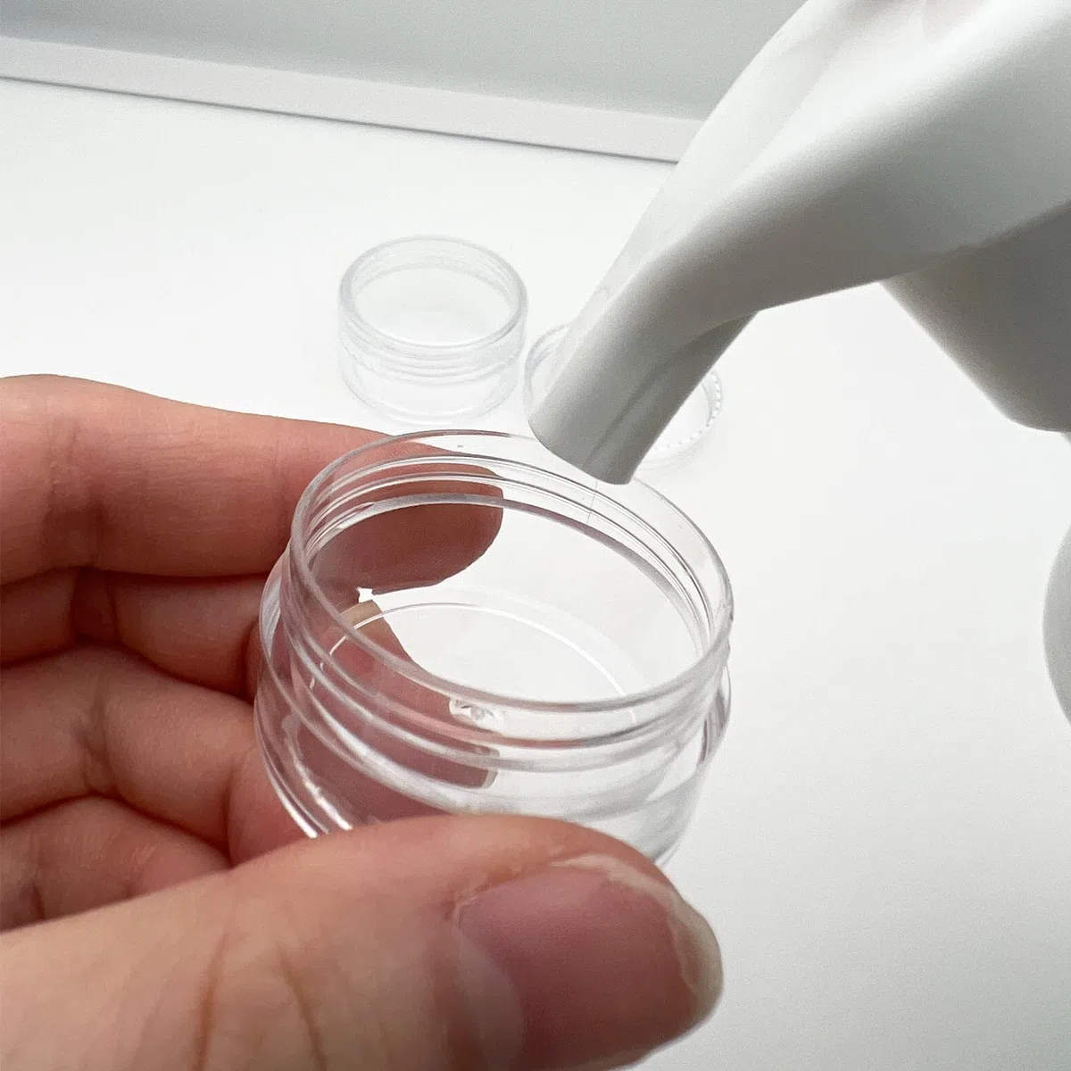 6 Stück Kleine Döschen 10ml mit Deckel Plastik Cremedosen zum Befüllen Leer Kosmetik Tiegel mit 2 Minispateln Creme Dosen Reise Töpfchen Döschen Set für Lippenbalsam, Lotion, Creme, Transparent