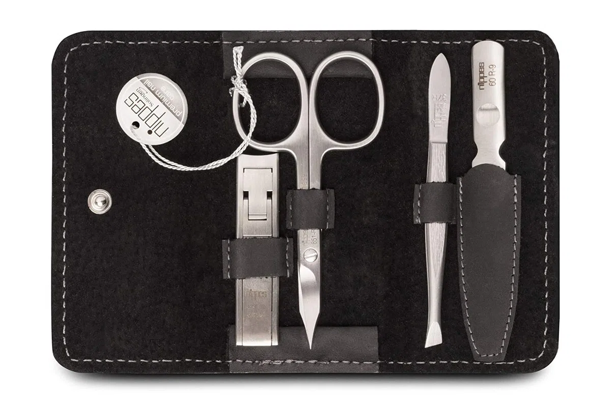 nippes Solingen Premium Line Maniküre Set Tabard, 4-teilig, Schwarz, Edelstahl nickel- & rostfrei, Rindsleder-Nageletui, Nagelpflege Set, Made in Germany | rostfrei, nickelfrei, handgefertigt, Made in Germany, Nagelknipser, Saphirfeile, Pinzette, Nagelhau
