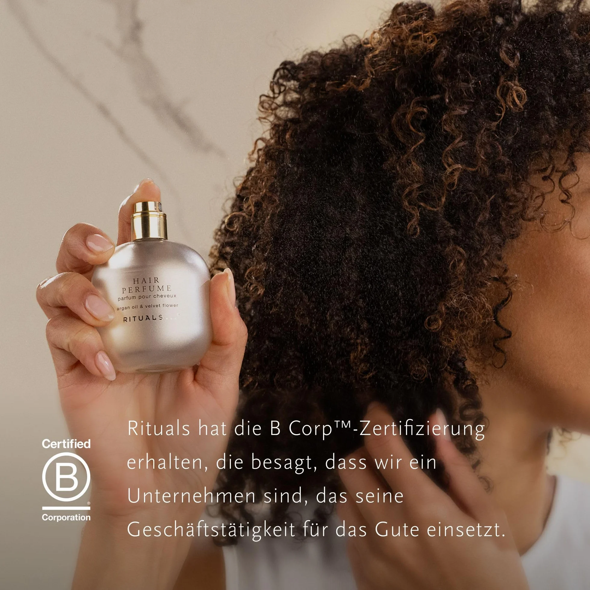 RITUALS Haarpflege Set - 4 Reisegrößen + Exklusive Haarbürste in einer wiederverwendbarer Tasche – Detox Shampoo, Trockenshampoo, Ultra Shine Maske & Haarparfum