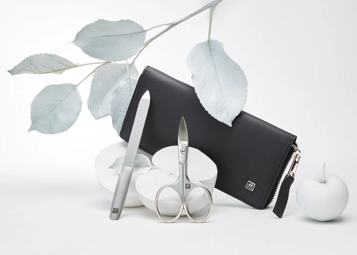 ZWILLING Maniküre-Set 5-tlg. im veganen Apfelleder-Etui, Nagelpflege-Set | Nachhaltiges Etui mit Samtfutter inklusive Nagelschere, Saphir-Nagelfeile, Hautschere, Pinzette und Nagelhautschieber