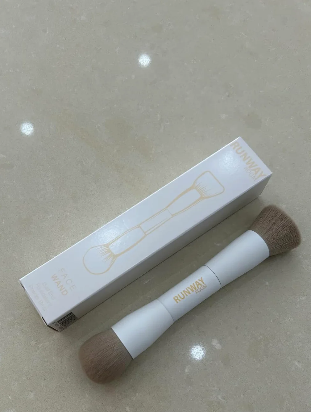 Runway Room Gesichtsstab – Dual End Foundation/Puderpinsel