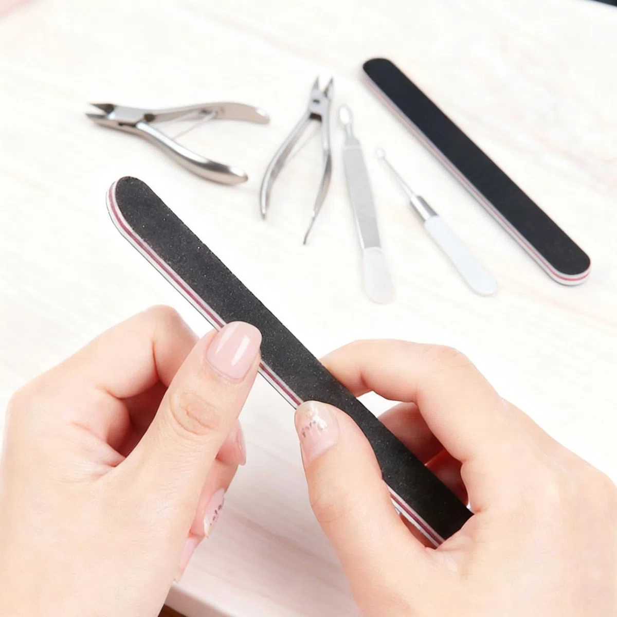 Nagelfeilen im Großpack, 18 cm, schwarz mit rotem Kern, 100/180 Körnung, doppelseitiges Schmirgelbrett für Maniküre und Pediküre, zum schnellen Formen, Glätten und gleichmäßige Kanten