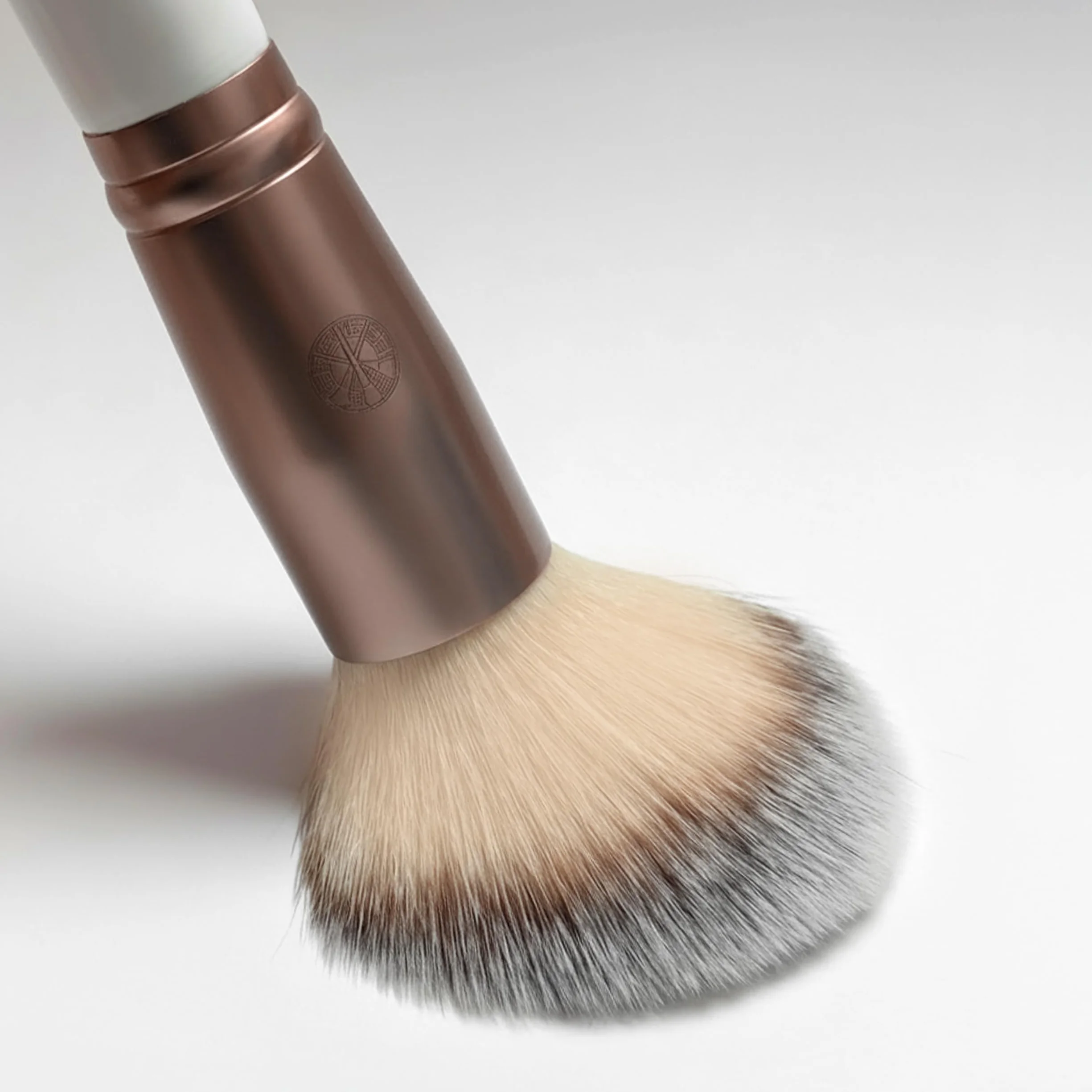 Luvia Make-up Pinselset 15-teilig vegan Profi Schminkpinsel inkl. Blender Reinigungsmatte Leder-Köcher Coffee Perlmutt