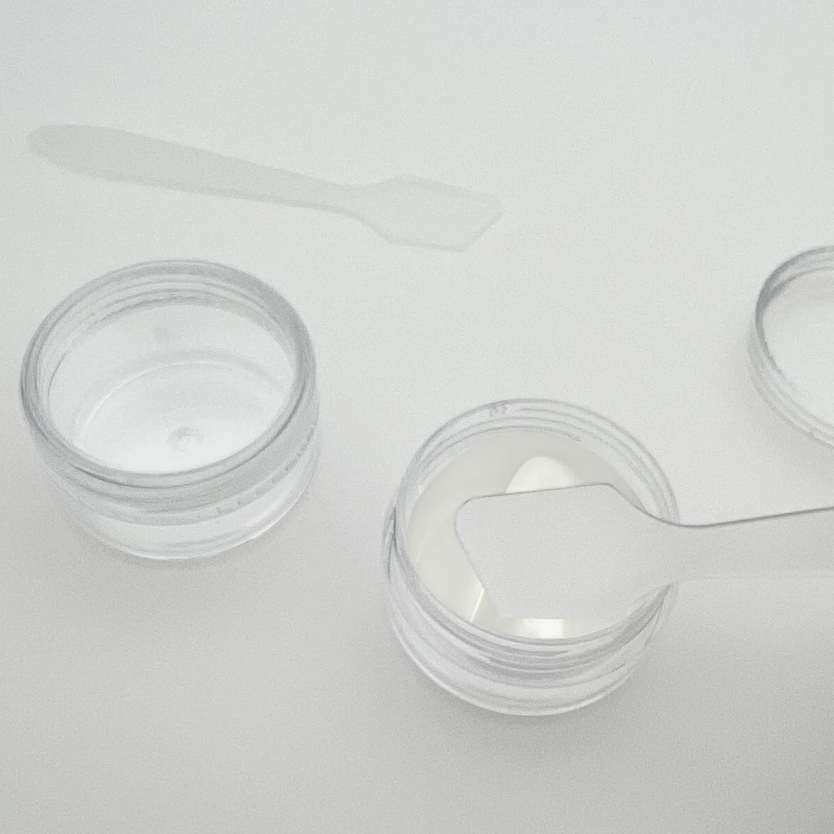 6 Stück Kleine Döschen 10ml mit Deckel Plastik Cremedosen zum Befüllen Leer Kosmetik Tiegel mit 2 Minispateln Creme Dosen Reise Töpfchen Döschen Set für Lippenbalsam, Lotion, Creme, Transparent