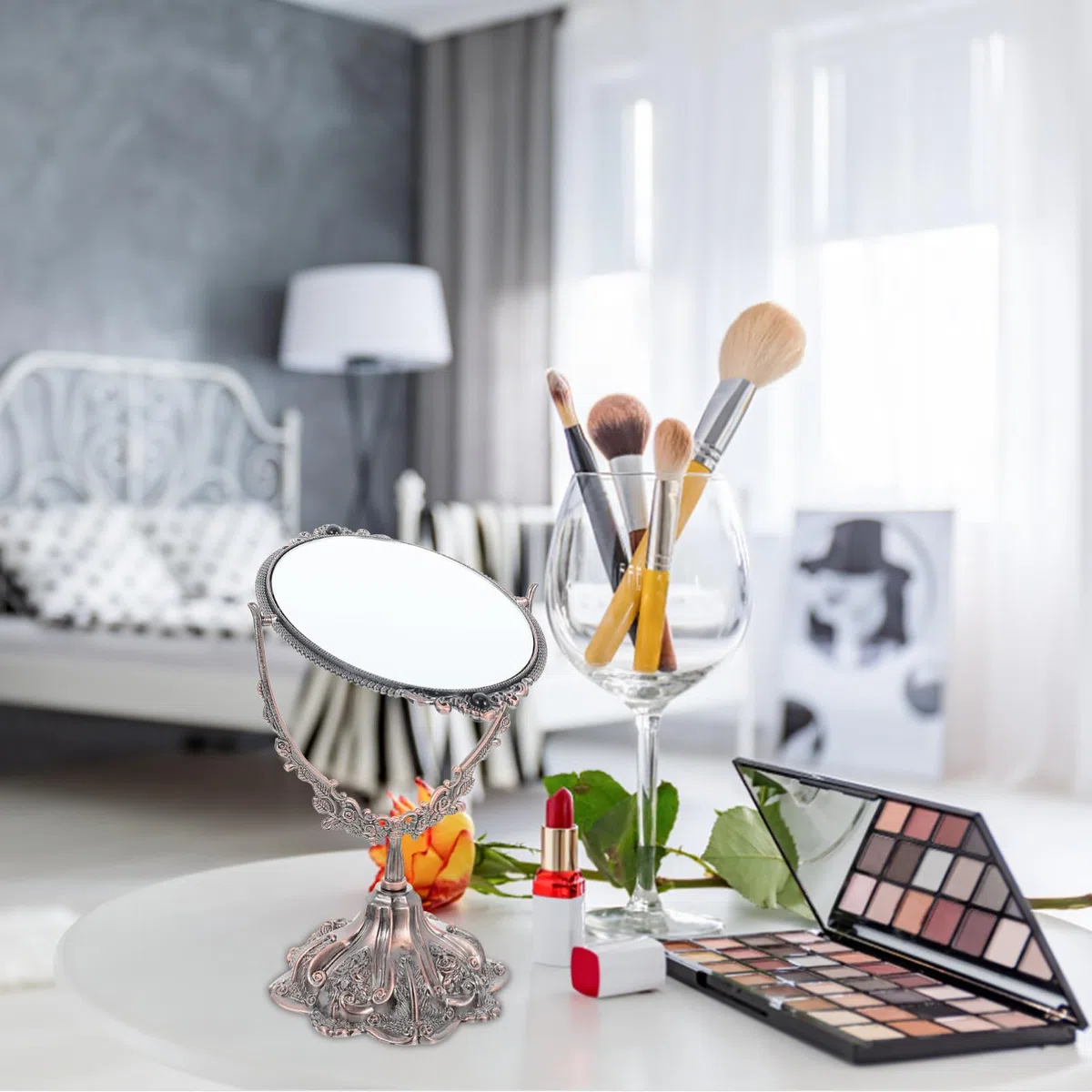 Doppelseitiger Schminkspiegel im Europäischen Stil aus Zinklegierung | Rotierbar mit Flachem Standfuß, Hohe Definition und Stabile Platzierung, Geeignet für Hochzeit und Make Up
