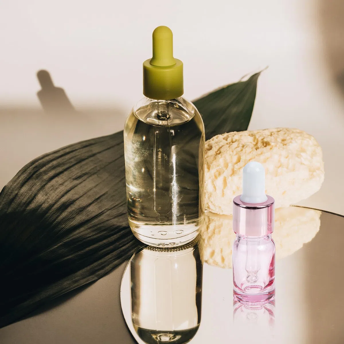 35 Stück Nachfüllbare 5ml Glasflaschen in Roségold mit Pipette Sichere und Wiederverwendbare Kosmetikflüssigkeitsbehälter für Reisen und Tägliche Schönheit