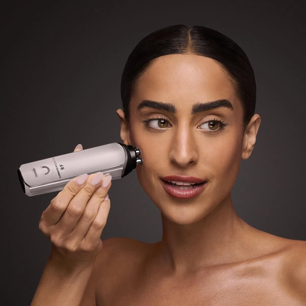 CurrentBody Haut-Radiofrequenzgerät | Gesichtstonungsgerät | Klinisch bewährte Technologie zur Hautstraffung und Anti-Aging