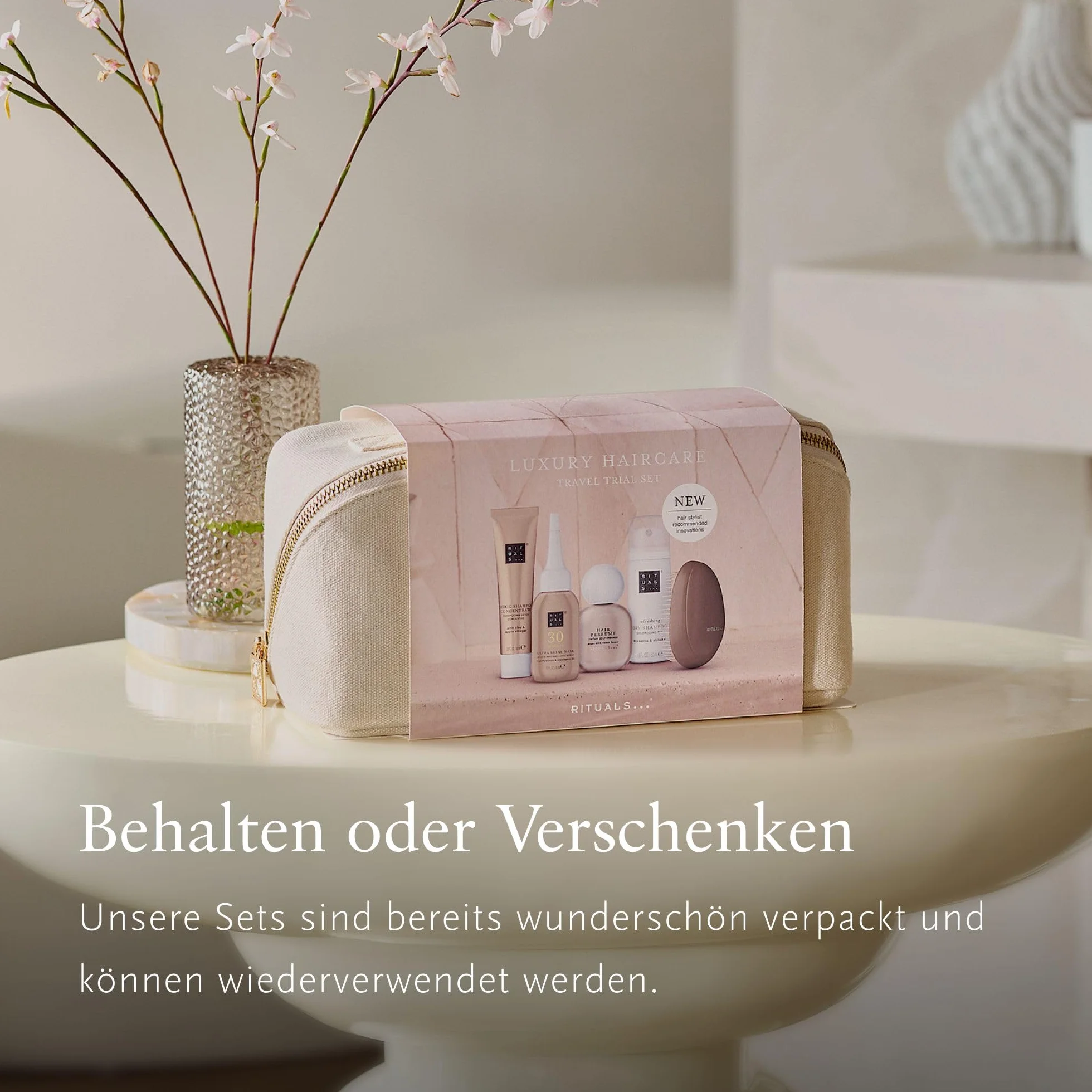 RITUALS Haarpflege Set - 4 Reisegrößen + Exklusive Haarbürste in einer wiederverwendbarer Tasche – Detox Shampoo, Trockenshampoo, Ultra Shine Maske & Haarparfum