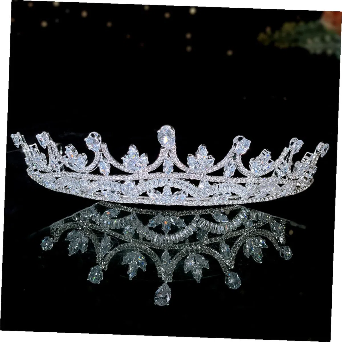 Ipetboom Hochzeitskrone Damen Zirkonia Brautkrone Haarschmuck Leicht und Langlebig für Frauen und Mädchen Braut Haarreif Stirnband Party Geschenk