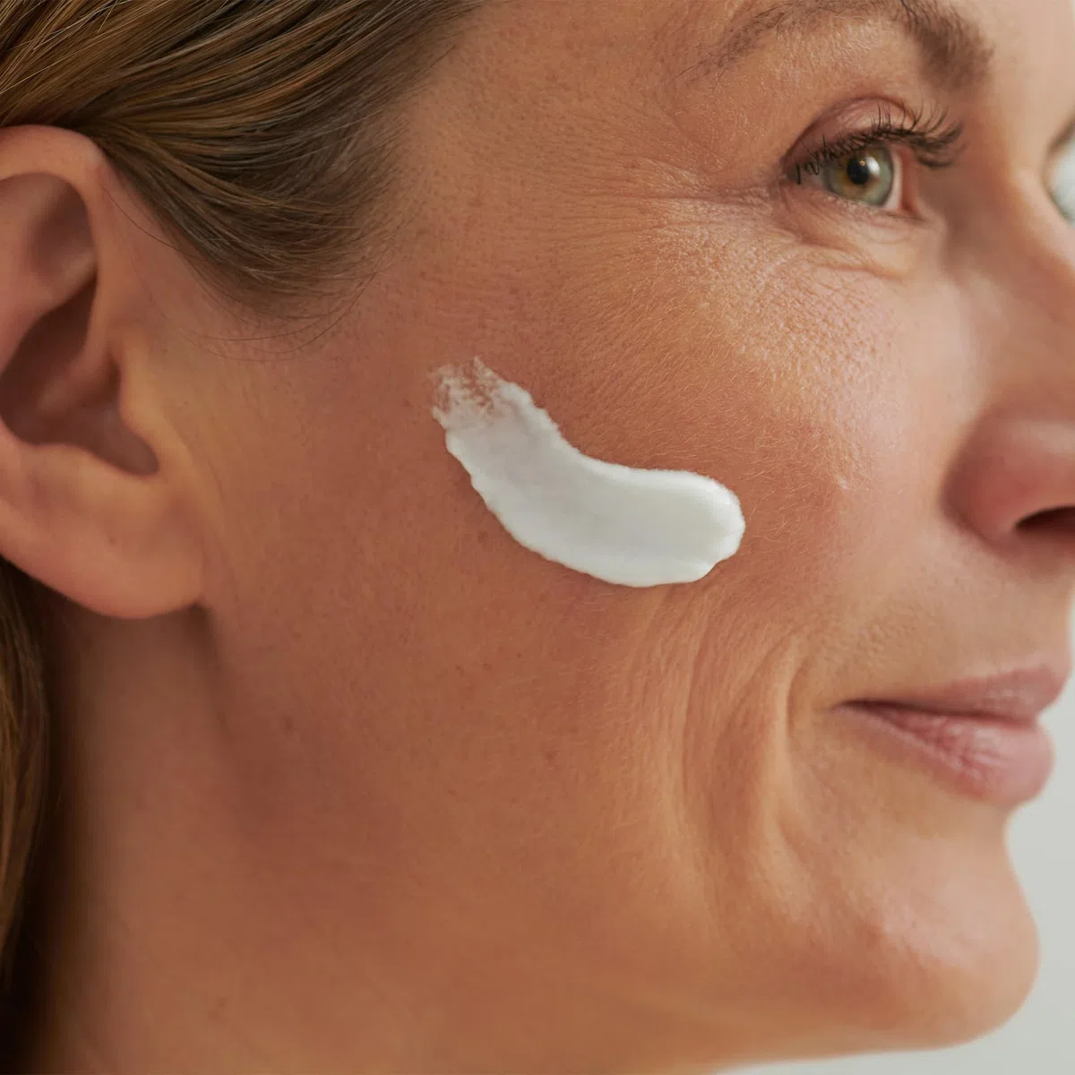 DADO SENS REGENERATION E TAGESCREME 50ml - spendet wohltuende Feuchtigkeit und mildert Falten bei sensibler Haut