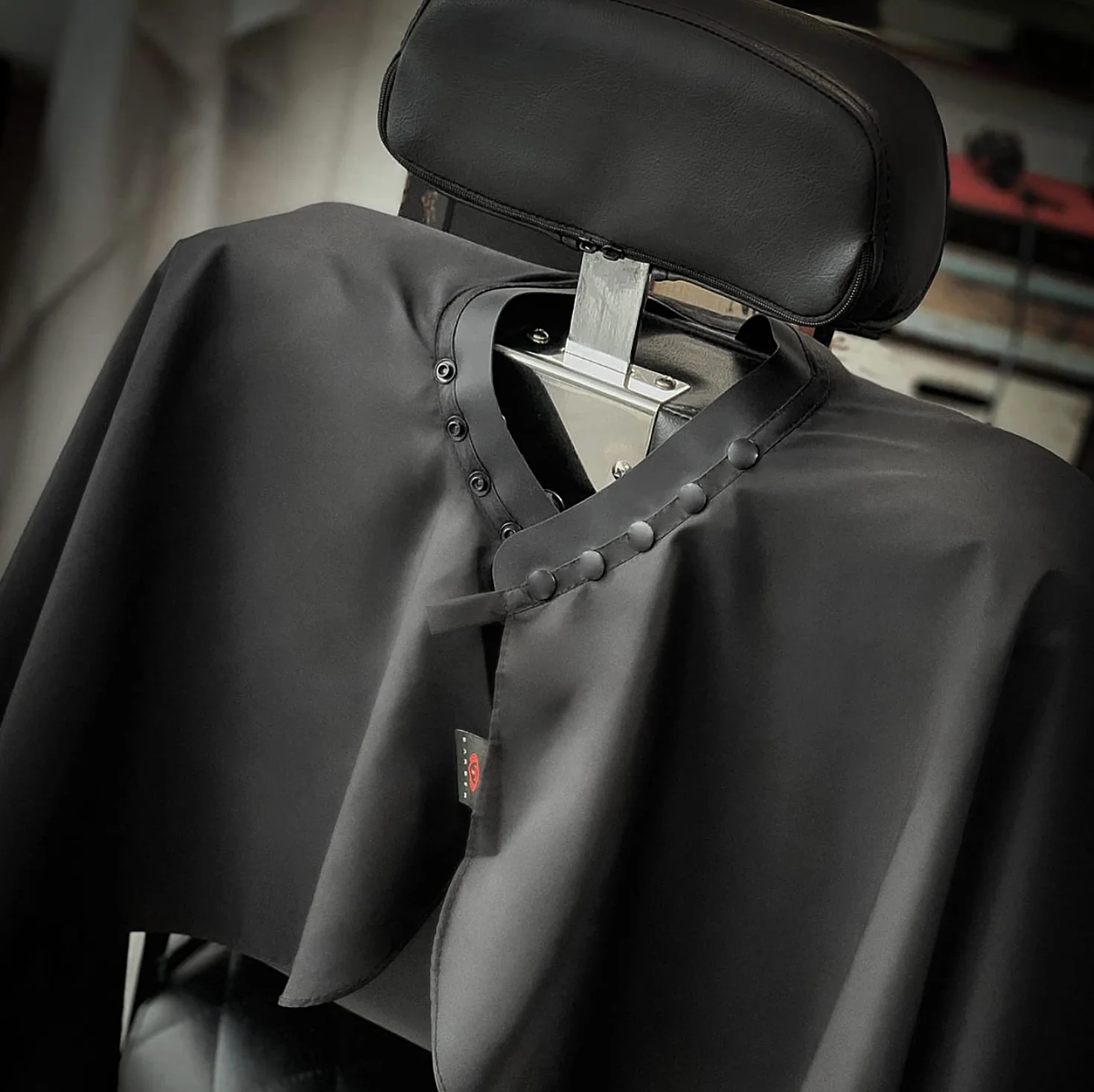 TRU BARBER Friseurumhang XXL Silikonkragen 100% Polyester wasserdicht Salon-Umhang Schnappverschluss