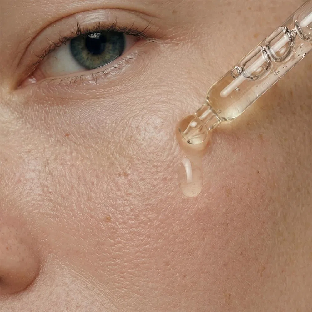 JUNGLÜCK Smoothing Peeling Serum – AHA 6,5%, BHA 2% & PHA 1,5% Gesichtspeeling mit 3-fach Säure-Komplex, für verfeinerte Poren & glatte, strahlende Haut, gegen Mitesser & Unreinheiten, 30ml