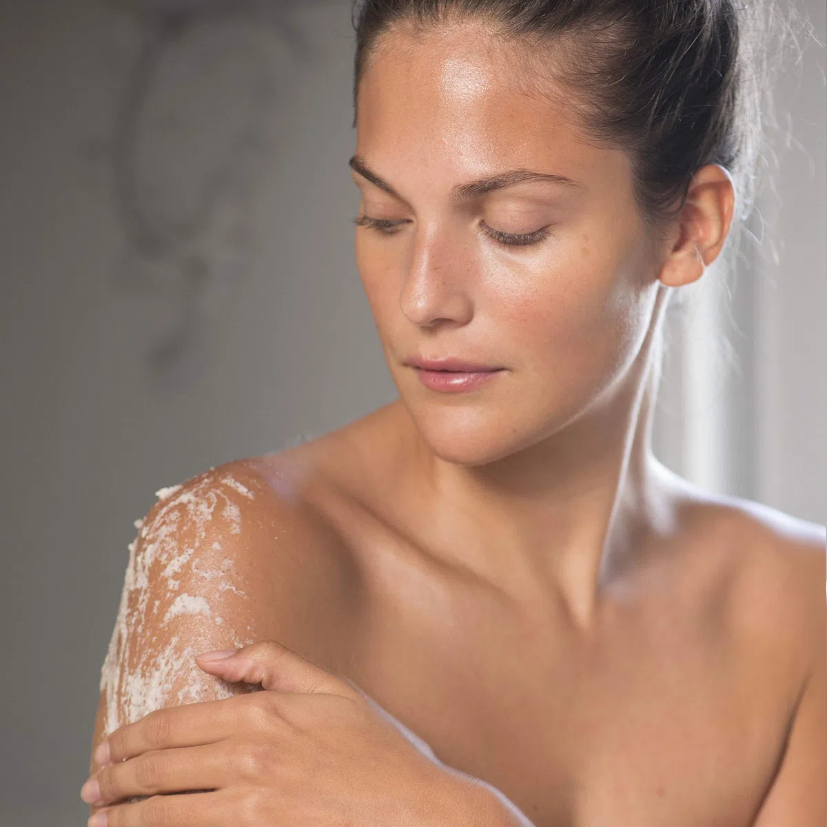 Elemis Frangipani Monoi Salt Glow, hautpflegendes Salz-Körperpeeling, 1er Pack (1 x 490 g) mit Frangipani-Monoi-Körperöl, Haar-, Nagel- und Körperöl, 1er Pack (1 x 100 ml)
