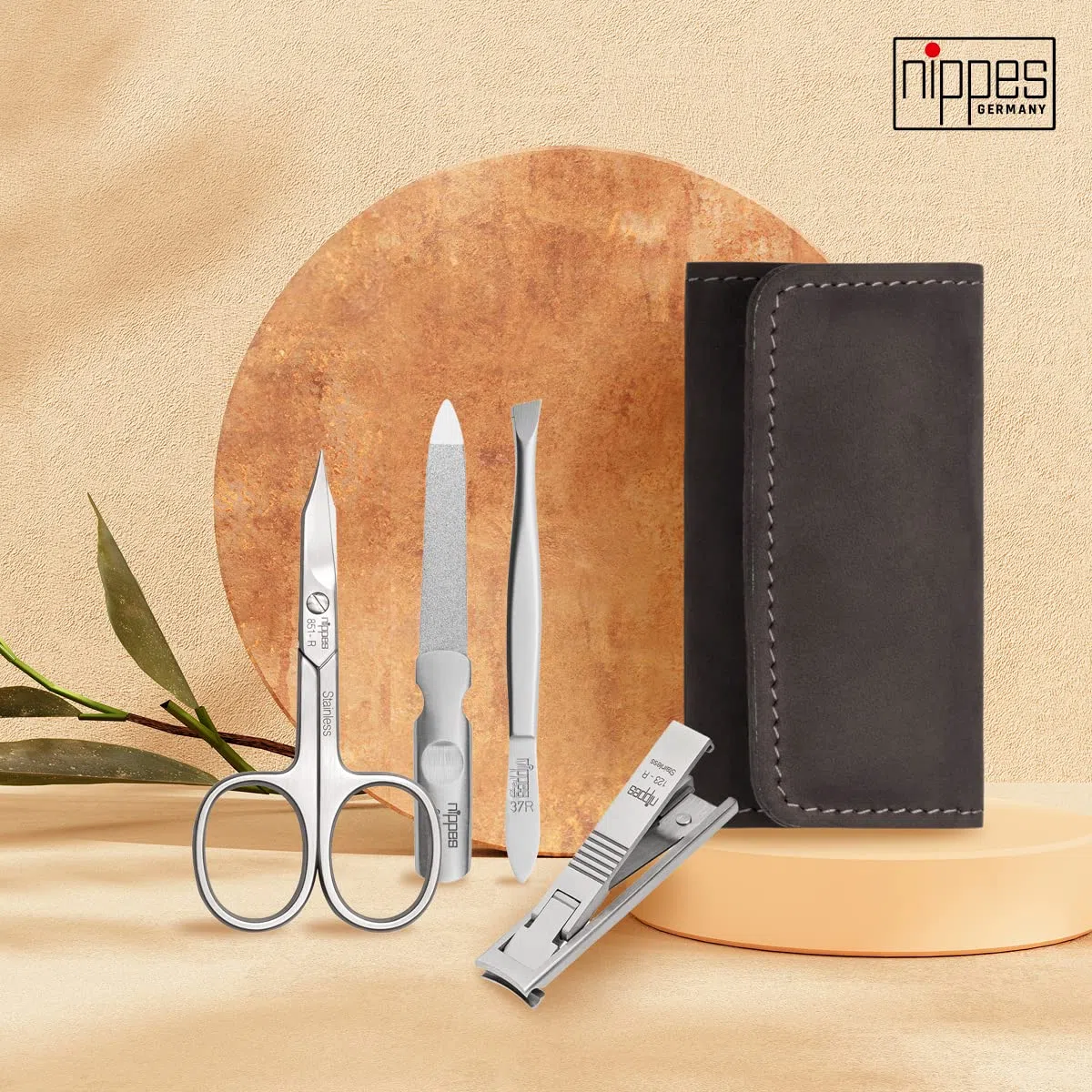 nippes Solingen Premium Line Maniküre Set Tabard, 4-teilig, Schwarz, Edelstahl nickel- & rostfrei, Rindsleder-Nageletui, Nagelpflege Set, Made in Germany | rostfrei, nickelfrei, handgefertigt, Made in Germany, Nagelknipser, Saphirfeile, Pinzette, Nagelhau