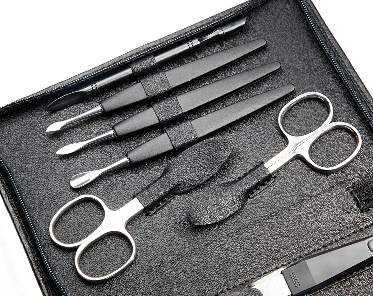 Sonnenschein by Hans Kniebes – 11-tlg. Maniküre Set – Nagelschere, Hautschere, Nagelzangen, Pinzette, Feile, Knipser – Maniküre-Etui aus Nappa-Lammleder Schwarz