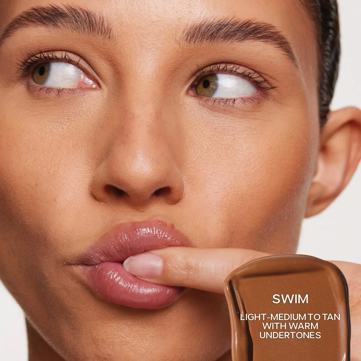Dew Bronze Soft Focus + flüssige Kontur, angereichert mit pflanzlichem Glycerin für müheloses Verblenden und tiefgehende Nährstoffe. Weihnachtsgeschenke in der Größe: