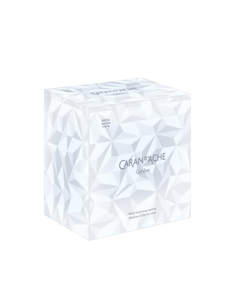 Caran d'Ache Spitzmaschine Alpine Frost – Metall, irisierend gletscherblau, 1-Loch, vernickelte Details, für Stifte Ø 4–10 mm, einstellbare Spitzen, Geschenkbox, Limited Edition, Swiss Made