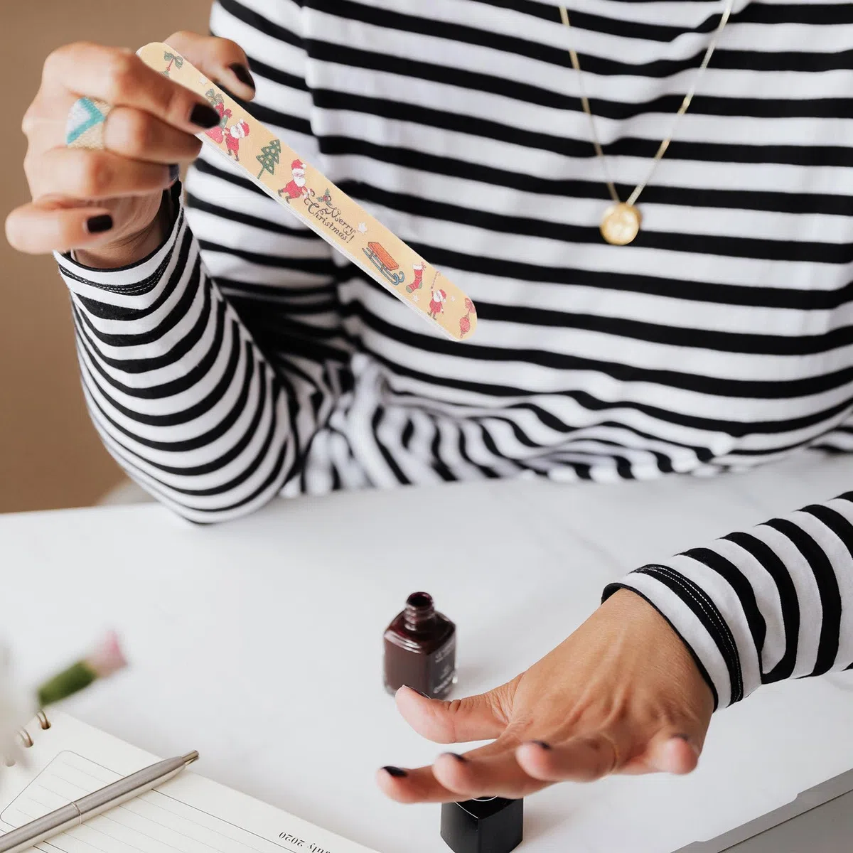 12 Stück Weihnachtsnagelfeilen mit Weihnachtsmotiv Profi Nagelfeilen aus Schmirgelpapier zum Entfernen von Kleber und Feilen von Falschen Nägeln für Selbstgemacht Zufälliger Stil
