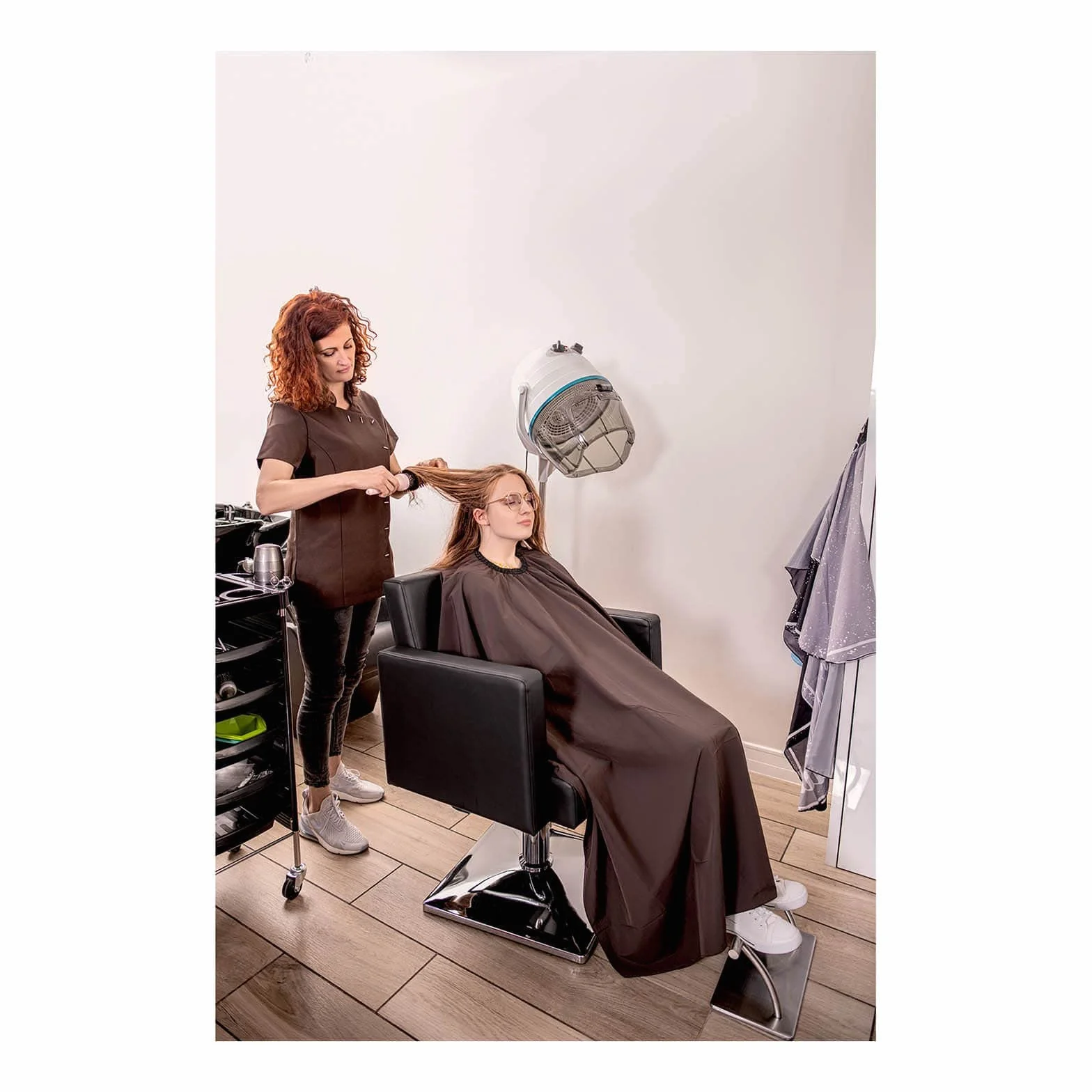 Physa Friseurstuhl Bedford Black höhenverstellbar Stahl Kunstleder 360° drehbar