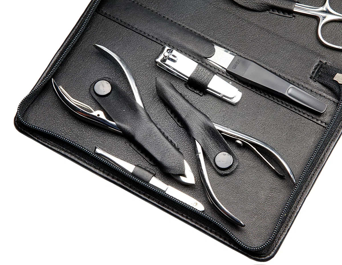 Sonnenschein by Hans Kniebes – 11-tlg. Maniküre Set – Nagelschere, Hautschere, Nagelzangen, Pinzette, Feile, Knipser – Maniküre-Etui aus Nappa-Lammleder Schwarz