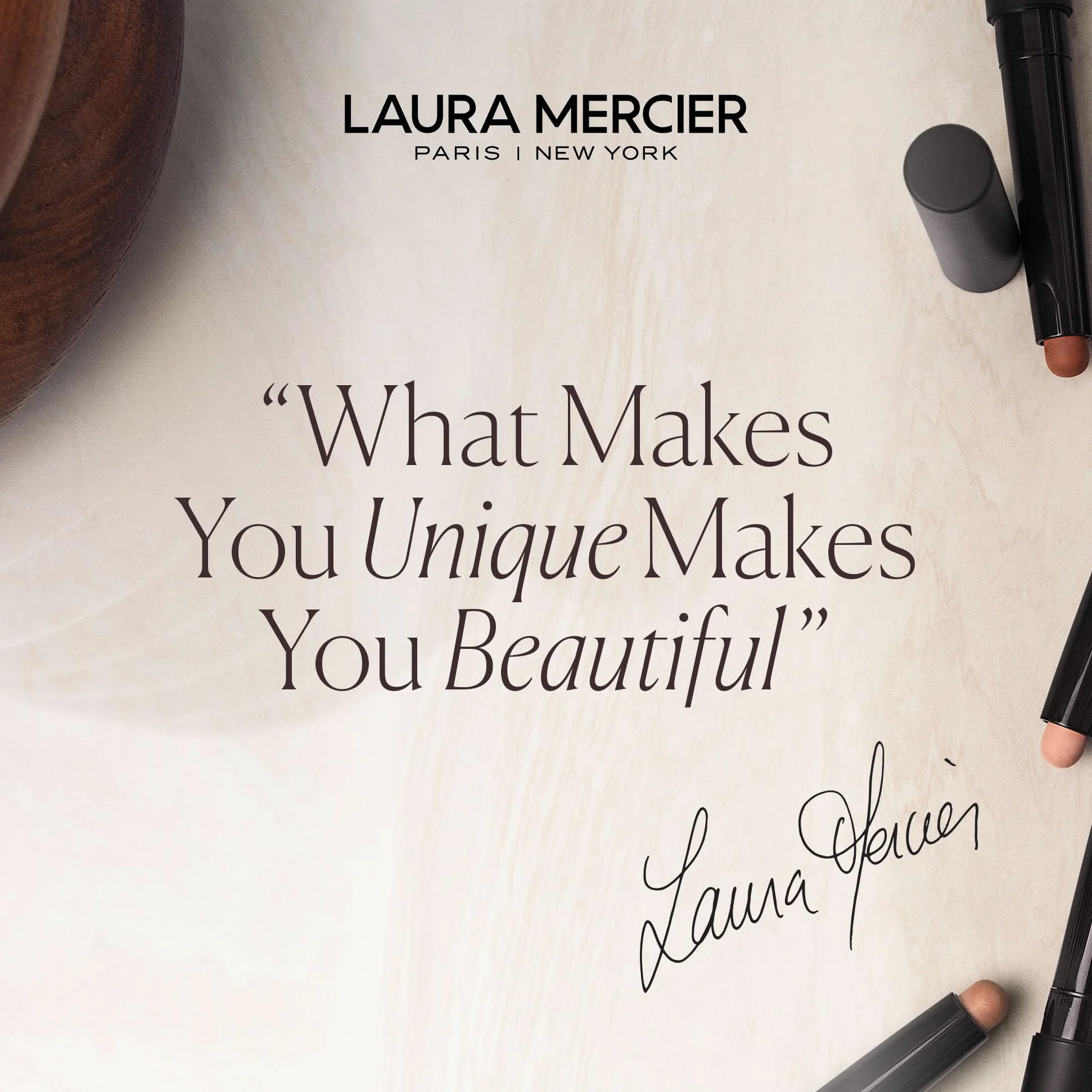 Laura Mercier Translucent Loose Talc-Free Setting Powder – Ultra-Blur, 16 Std. Feuchtigkeitsspendender Halt, Natürliches Finish, mit Hyaluronsäure, für normale bis trockene & reife Haut