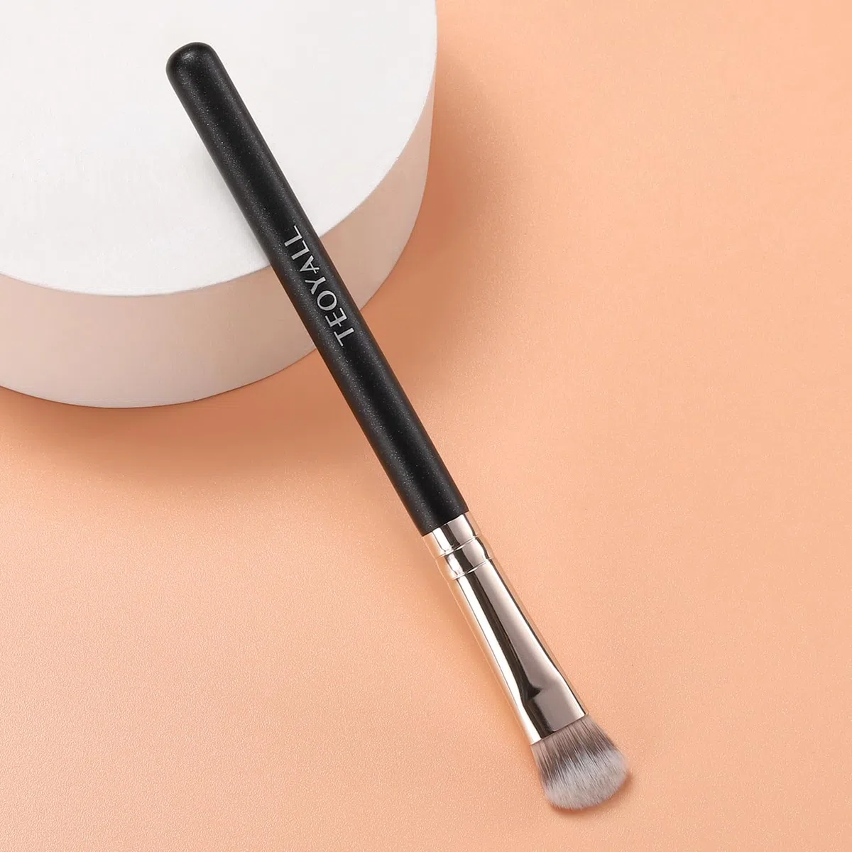 TEOYALL Concealer-Pinsel für die Augenpartie, kleine, flach abgewinkelte synthetische Borsten, makellose Abdeckung, Multitasking-Pinsel mit flüssiger Crème