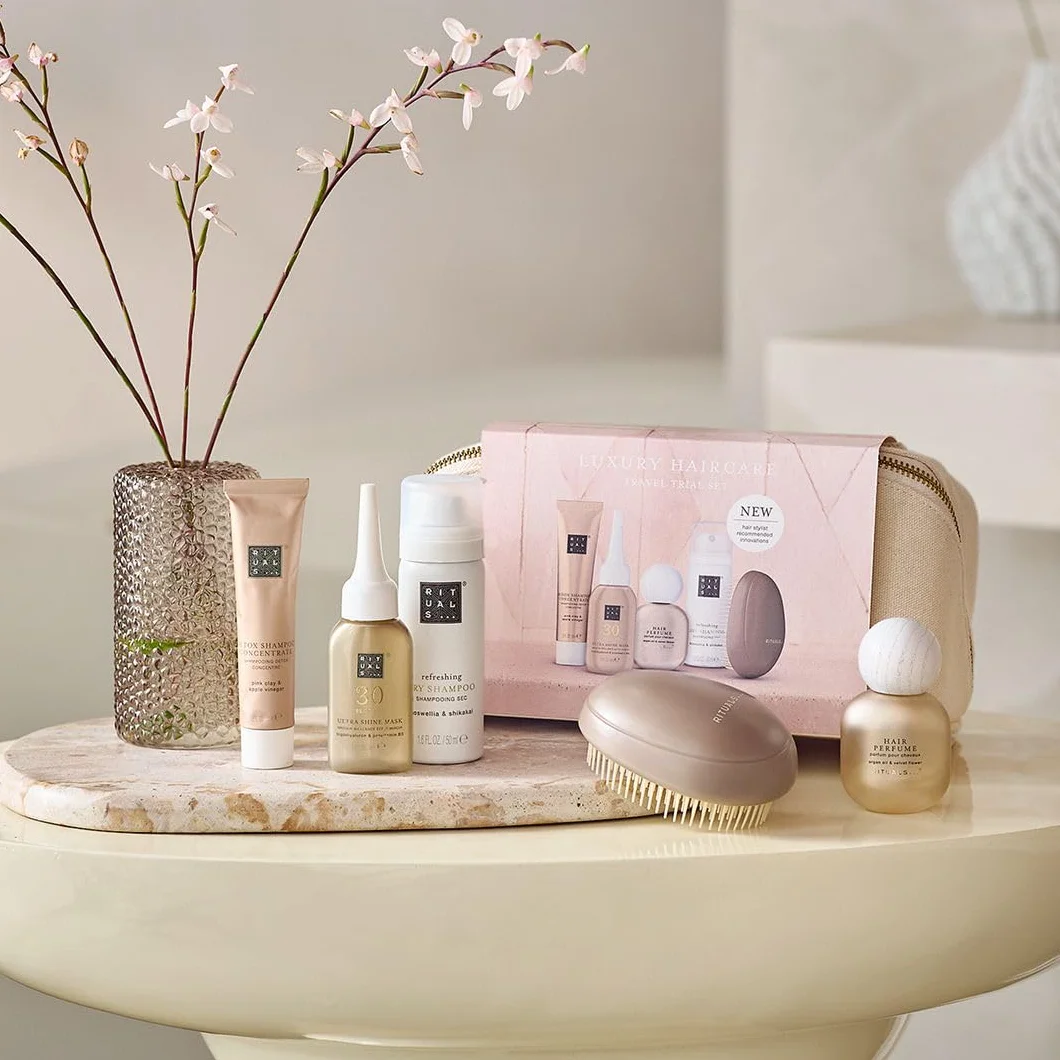 RITUALS Haarpflege Set - 4 Reisegrößen + Exklusive Haarbürste in einer wiederverwendbarer Tasche – Detox Shampoo, Trockenshampoo, Ultra Shine Maske & Haarparfum