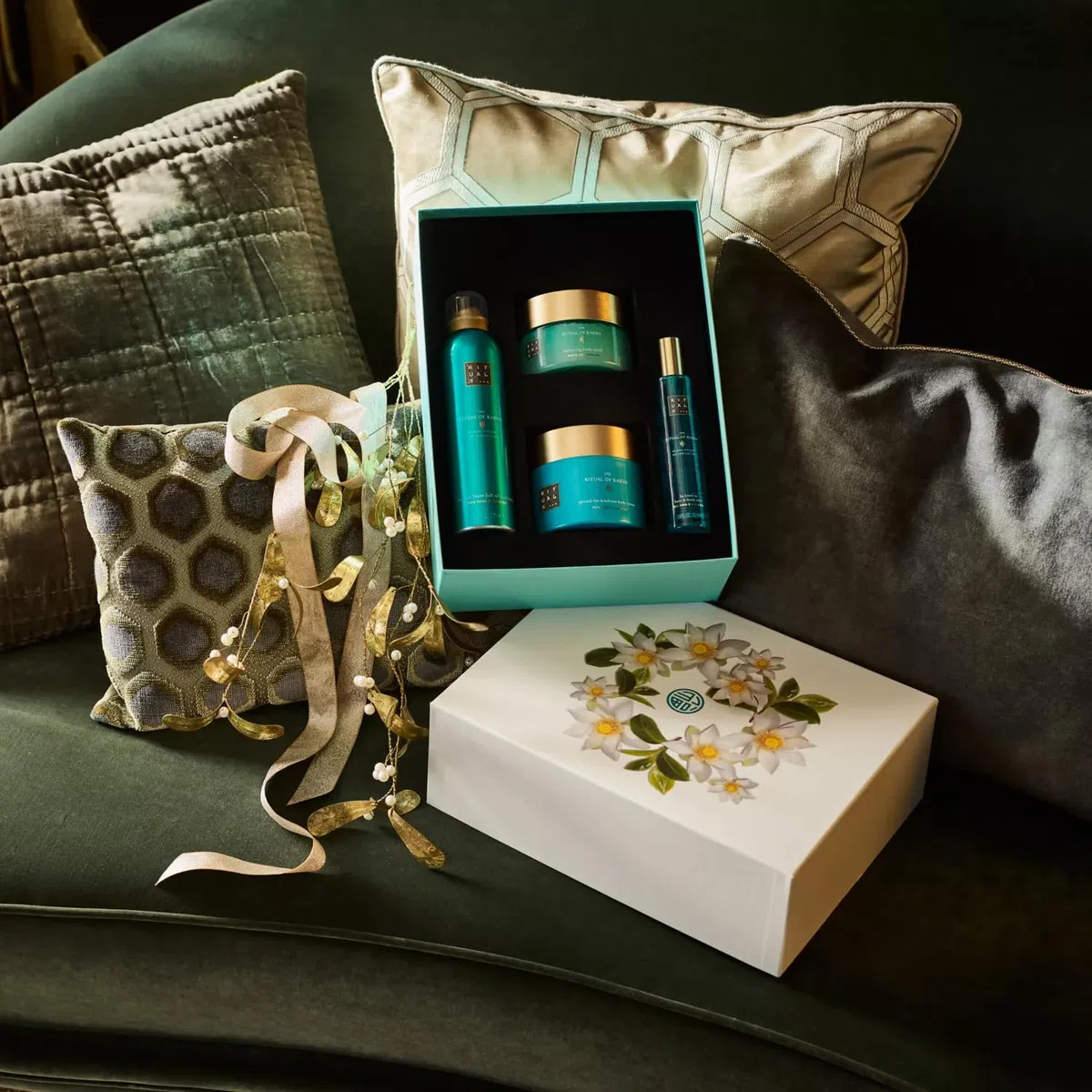 RITUALS Geschenkset von The Ritual of Karma, groß - mit sommerlichem heiligem Lotus und weißem Tee - feuchtigkeitsspendend kühlend, 2022, 1114207