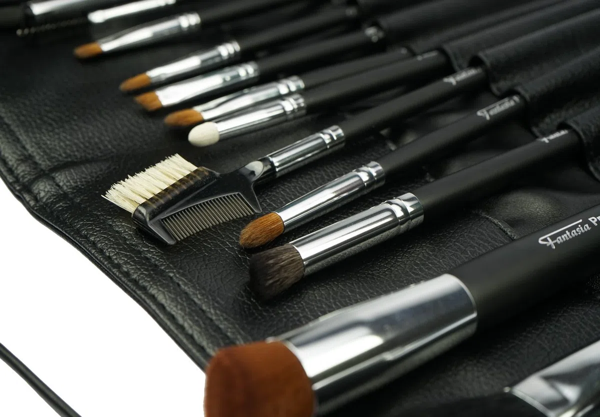 Fantasia Make Up Pinsel Set 14-teilig, Professionelles mit 3 Ersatz Applikatoren, hochwertiges Schminkpinsel Set Naturhaar – in Kunstledertasche, schwarz