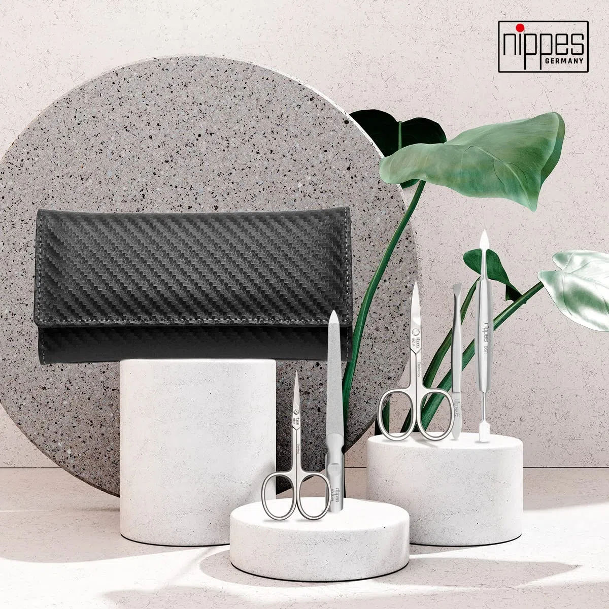 nippes Solingen Premium Line Maniküre Set Karbon, 5-teilig, Edelstahl rost- und nickelfrei, Rindsleder-Etui mit Reißverschluss, Schwarz, Nagelpflege Set, Pediküre Maniküre, Made in Germany | Rindsleder-Etui, handgeschmiedet, für Damen und Herren, 145 g, s