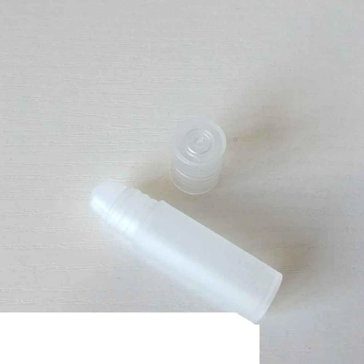 Weiße Pp Rollflaschen Tragbare Kleine Fläschchen 100 Stück 5ml für Präzise Anwendung Nachfüllbare Ballflaschen zum Reisen für Parfüm und Andere Flüssigkeiten