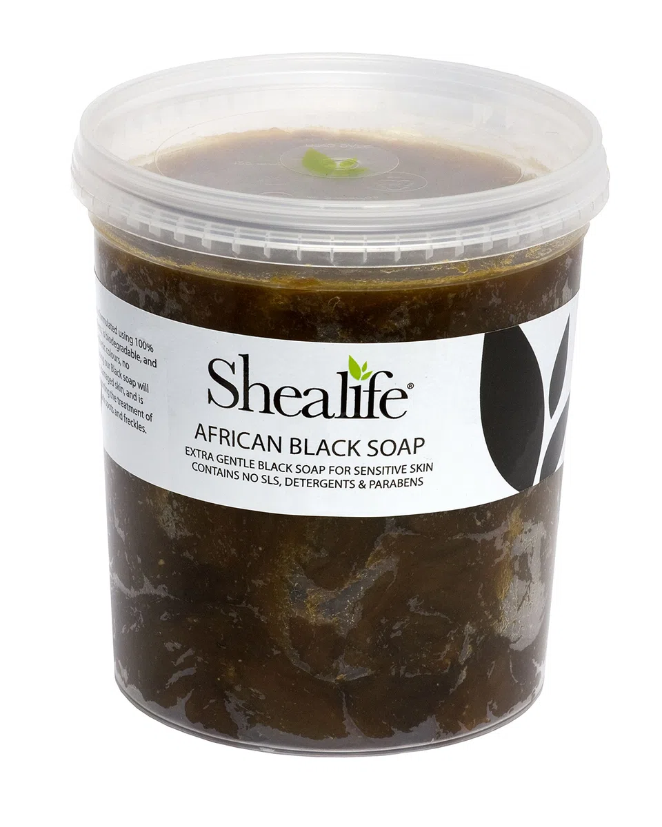 1 kg Wanne afrikanische Schwarze Seife, gefertigt mit Unraffinierte Sheabutter, Cocoa Pod Ash & Virgin Coconut Oil. Enthält kein SLS, Waschmittel & Parabene. Ideal für sehr empfindliche Hauttypen, mitgelieferte direkt von Shea Leben Hautpflege. 1 kg-Beche