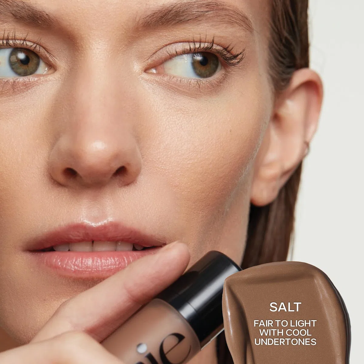 Saie Dew Bronze – Hydratisierender flüssiger Bronzer Stick für einen sonnengeküssten Glanz – flüssiger Konturenstift mit pflegenden Hautpflegestoffen – modelliertes Gesichts-Make-Up Essential – Salz | Liquid Contour & Bronzer für dezente Definition & Allo