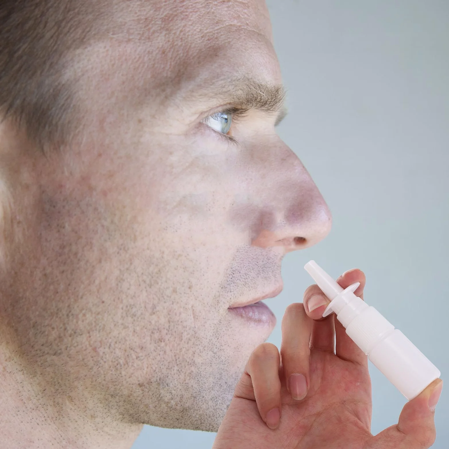 DOITOOL 200 Stück Wiederbefüllbare Tragbar aus Pe Sprühflasche 10-ml mit Klarem Schutzdeckel für Reisen und Outdoor Anwendungen