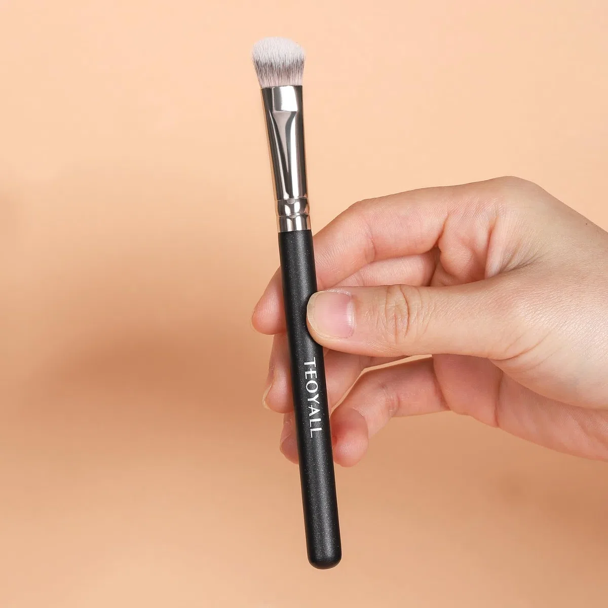 TEOYALL Concealer-Pinsel für die Augenpartie, kleine, flach abgewinkelte synthetische Borsten, makellose Abdeckung, Multitasking-Pinsel mit flüssiger Crème